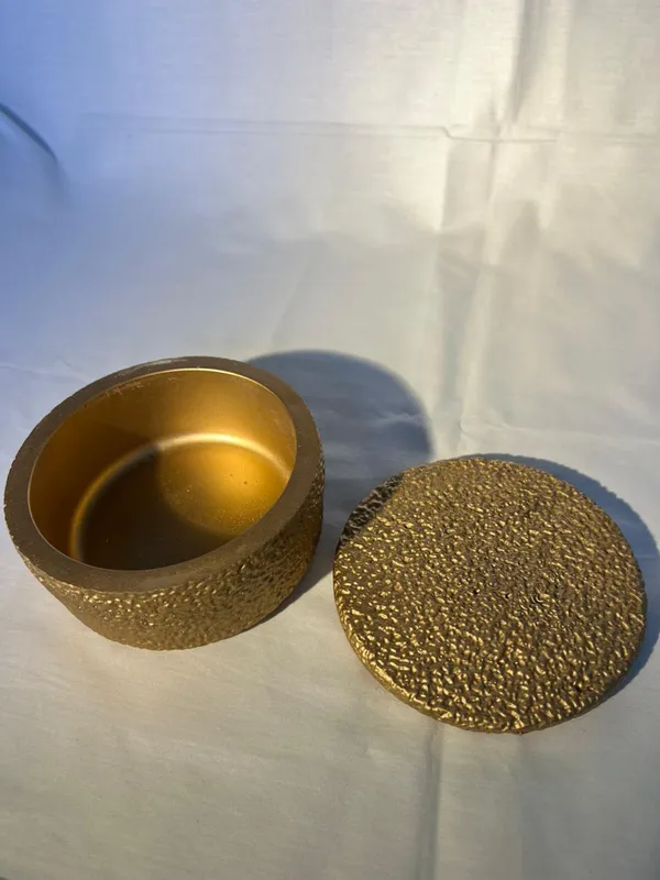 Hammered_Gold_Finish_Round_Jewelry_Box_With_Lid