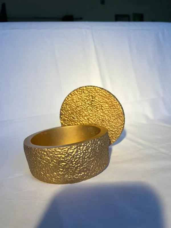 Hammered_Gold_Finish_Round_Jewelry_Box_With_Lid