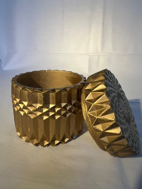 Decorative_Golden_Textured_Cylindrical_Storage_Container_With_Geometric_Pattern_Lid