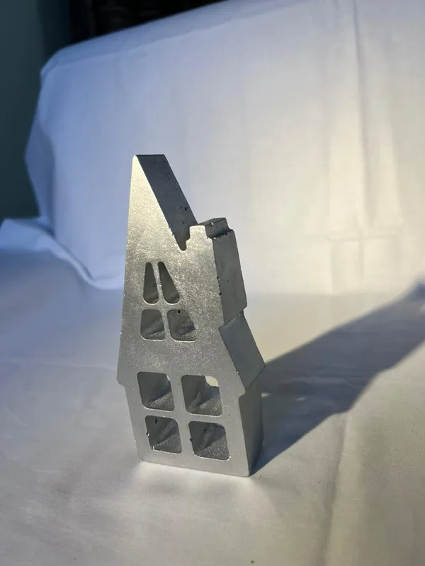 Metal_House_Shaped_Candle_Holder_Luminary