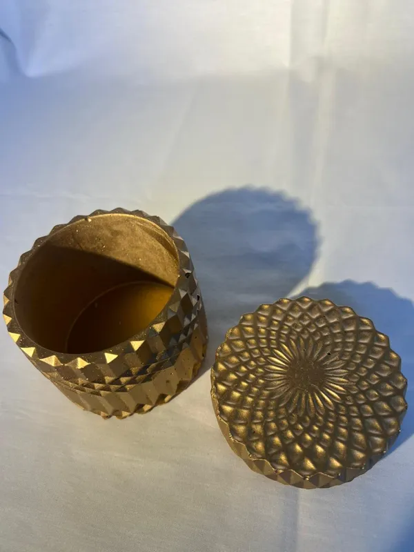 Decorative_Golden_Textured_Cylindrical_Storage_Container_With_Geometric_Pattern_Lid