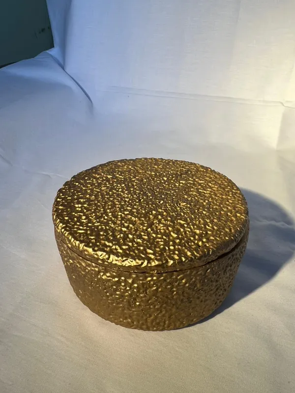 Hammered_Gold_Finish_Round_Jewelry_Box_With_Lid