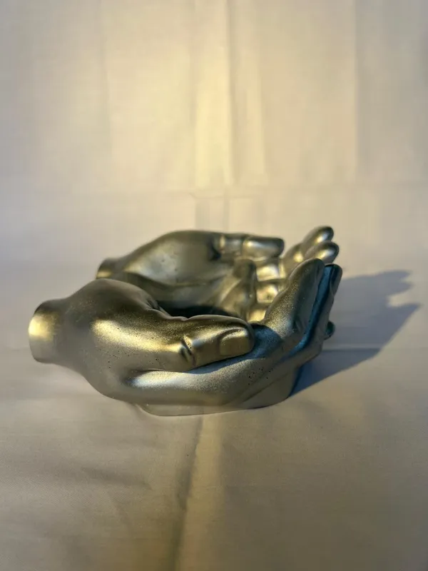Metallic_Gold_Hand_Sculpture_Ring_Holder