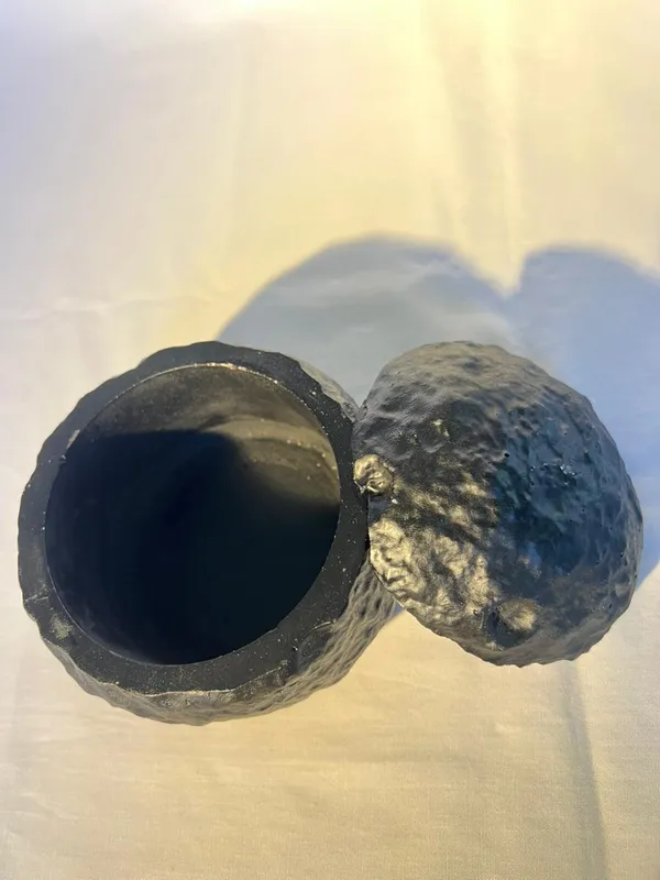 Textured_Dark_Spherical_Storage_Box_With_Lid