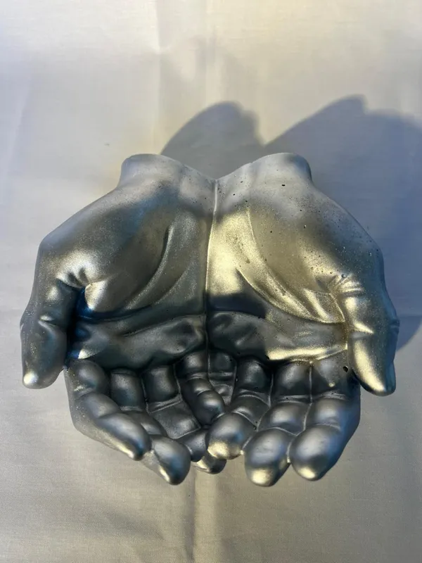 Metallic_Gold_Hand_Sculpture_Ring_Holder