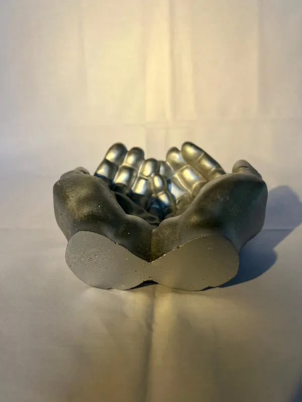 Metallic_Gold_Hand_Sculpture_Ring_Holder