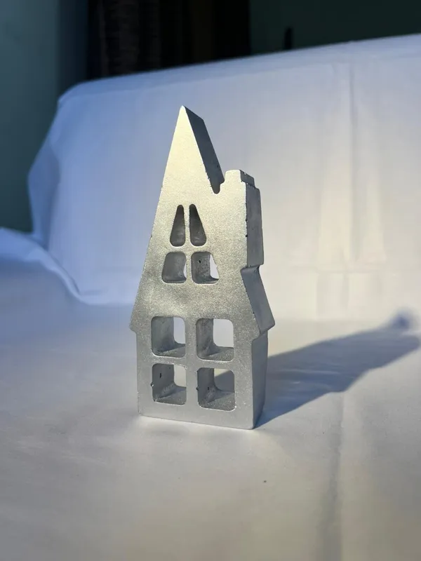 Metal_House_Shaped_Candle_Holder_Luminary