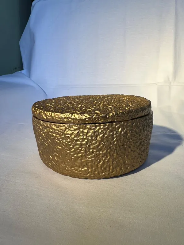 Hammered_Gold_Finish_Round_Jewelry_Box_With_Lid