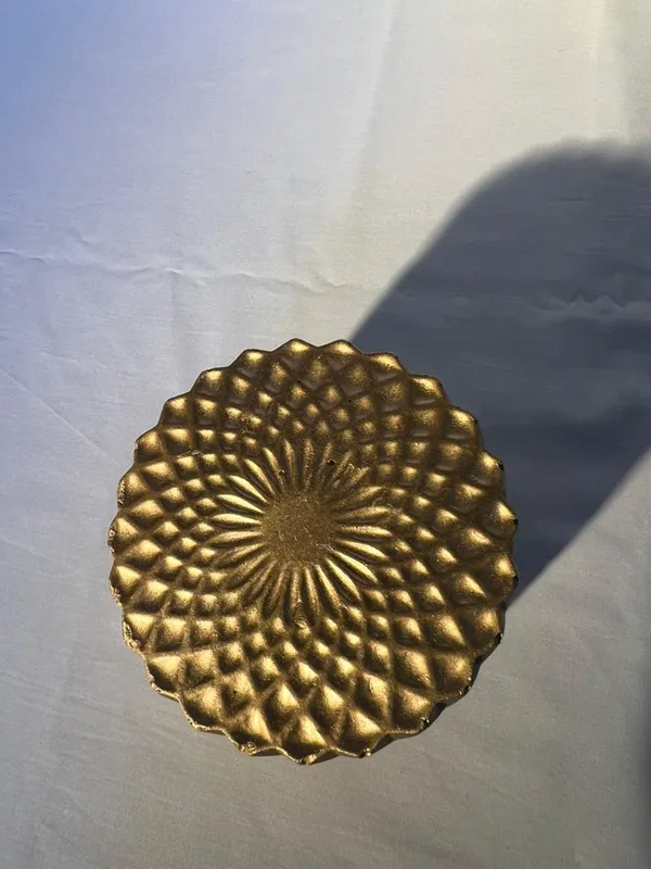 Decorative_Golden_Textured_Cylindrical_Storage_Container_With_Geometric_Pattern_Lid