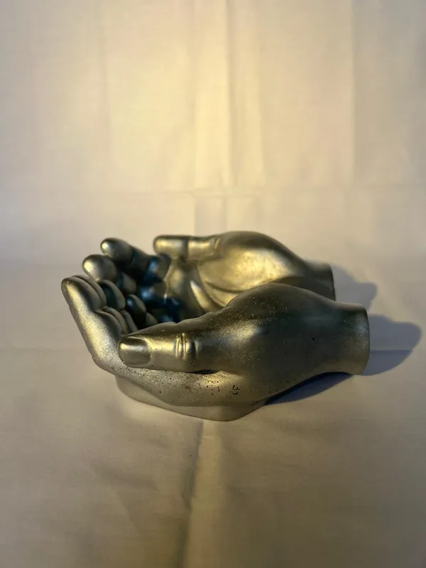 Metallic_Gold_Hand_Sculpture_Ring_Holder