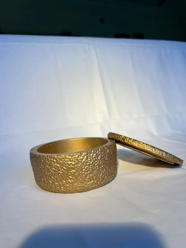 Hammered_Gold_Finish_Round_Jewelry_Box_With_Lid