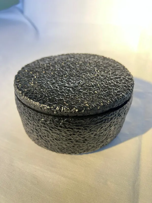 Textured_Black_Round_Storage_Box_With_Lid
