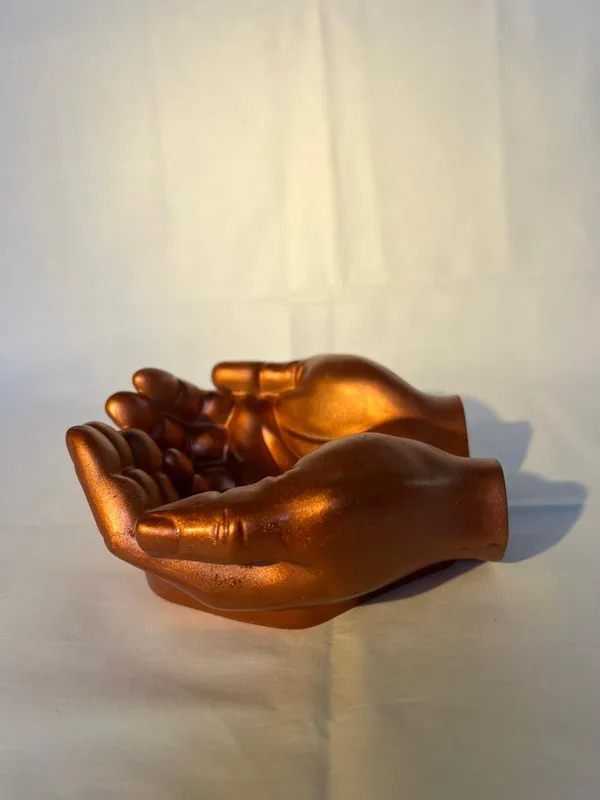 Golden_Bronze_Cupped_Hands_Sculpture_Decorative_Showpiece