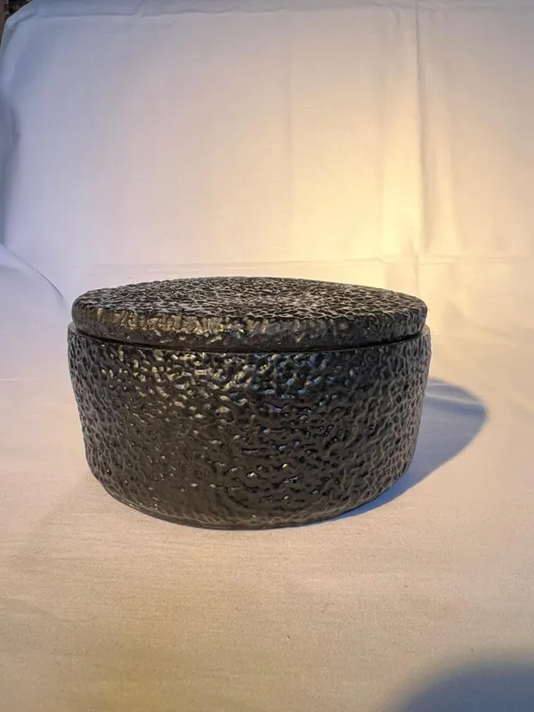 Textured_Black_Round_Storage_Box_With_Lid
