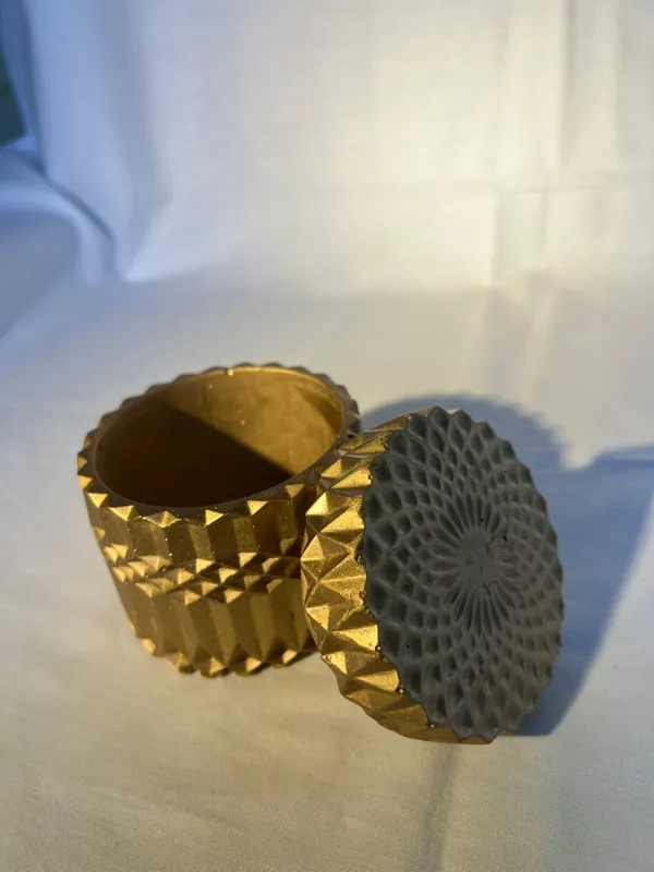 Decorative_Golden_Textured_Cylindrical_Storage_Container_With_Geometric_Pattern_Lid