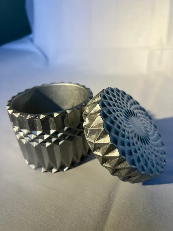 Handcrafted_Textured_Metal_Box_With_Geometric_Pattern_And_Lid