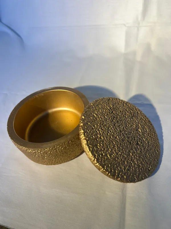 Hammered_Gold_Finish_Round_Jewelry_Box_With_Lid