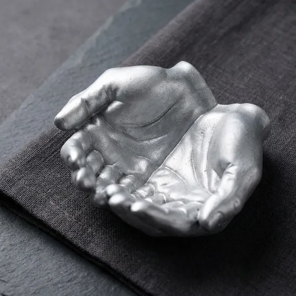 Metallic_Gold_Hand_Sculpture_Ring_Holder