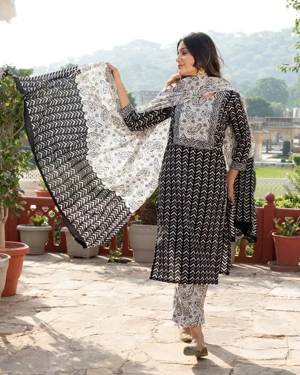 Black_Zigzag_Print_Cotton_Kurta_Pant_Suit_Set