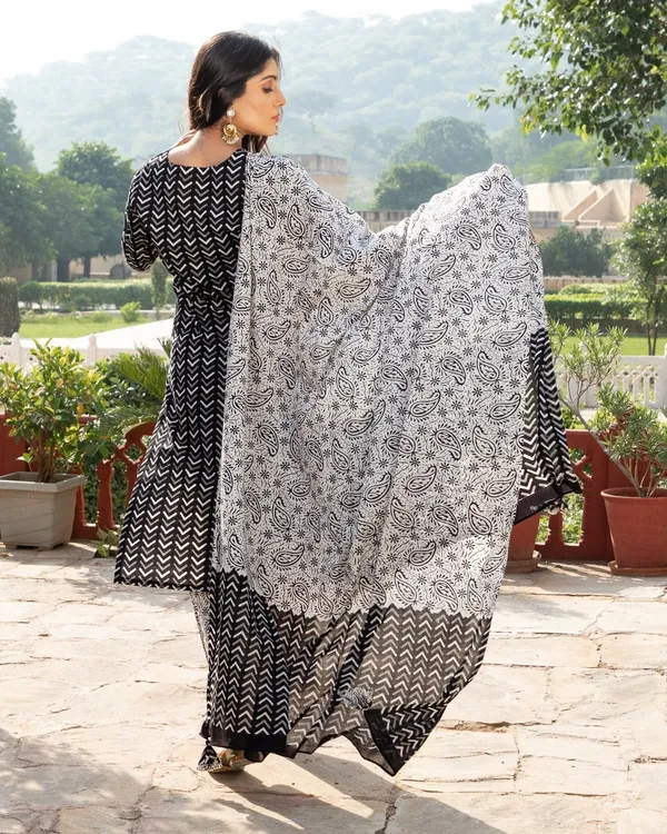 Black_Zigzag_Print_Cotton_Kurta_Pant_Suit_Set