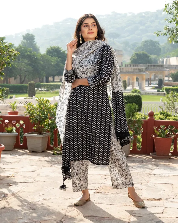 Black_Zigzag_Print_Cotton_Kurta_Pant_Suit_Set