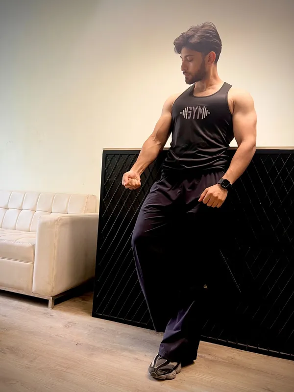 Mens_Black_Gym_Tank_Top_With_Sleeveless_Design