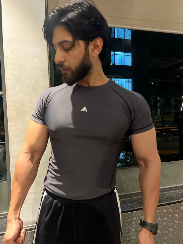 Mens_Half_Sleeves_Grey_Compression_T_Shirt