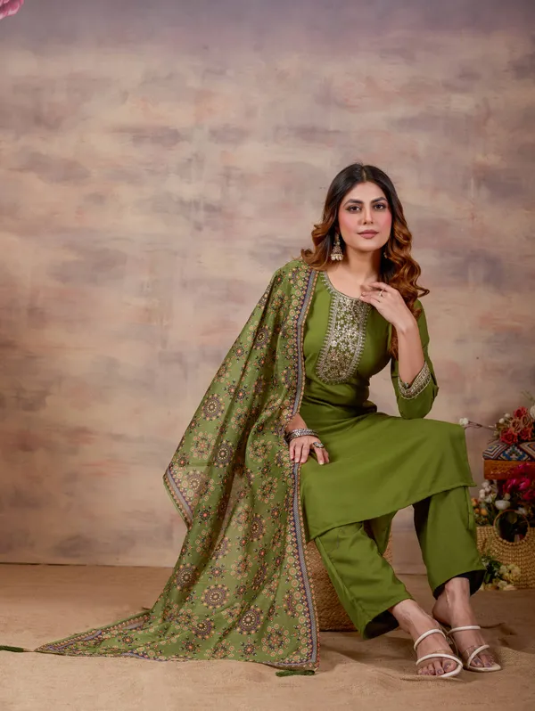 Women_Ethnic_Embroidered_Thread_Work_Kurta_with_Trousers_&_Dupatta