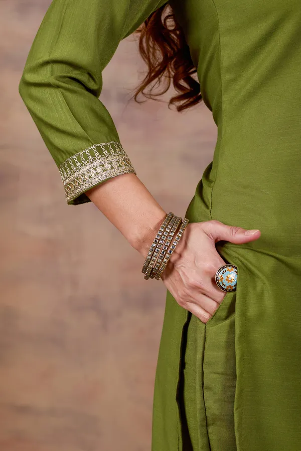 Women_Ethnic_Embroidered_Thread_Work_Kurta_with_Trousers_&_Dupatta