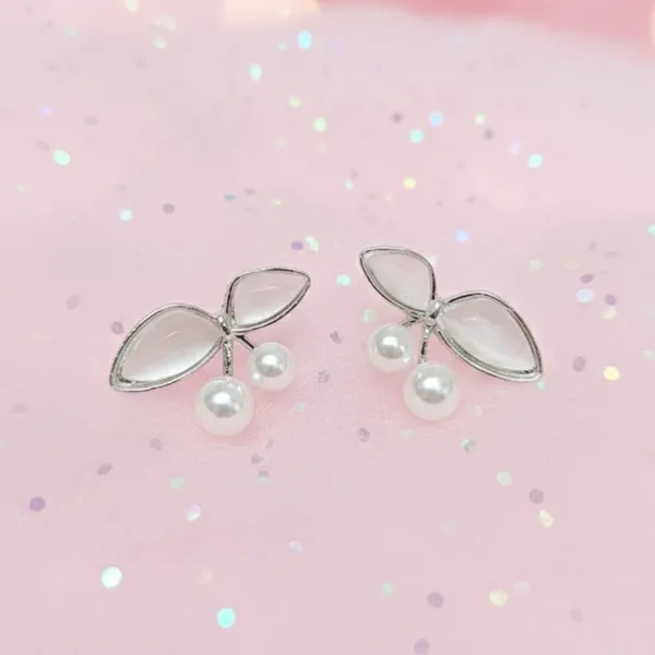 Elegant_Pearl_Leaf_Stud_Earrings_White_Enamel_&_Silver_Tone