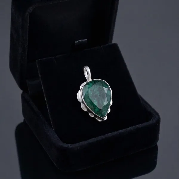 Green_Onyx_Pendant_Necklace_for_Women_in_925_Sterling_Silver,_Natural_Pear_Shape_Faceted_Green_Onyx_Gemstone_Pendant,_Handmade_Teardrop_Jewelry
