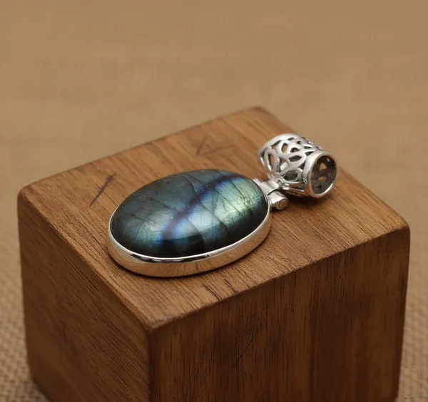 JEWEL_UP_BY_SARITA_925_Sterling_Silver_Natural_Labradorite_Pendant_Genuine_Oval_Labradorite_Gemstone_Jewelry_with_Blue_Fire_Flash,_Handcrafted_Fine_Silver_Pendant_for_Everyday_&_Wear