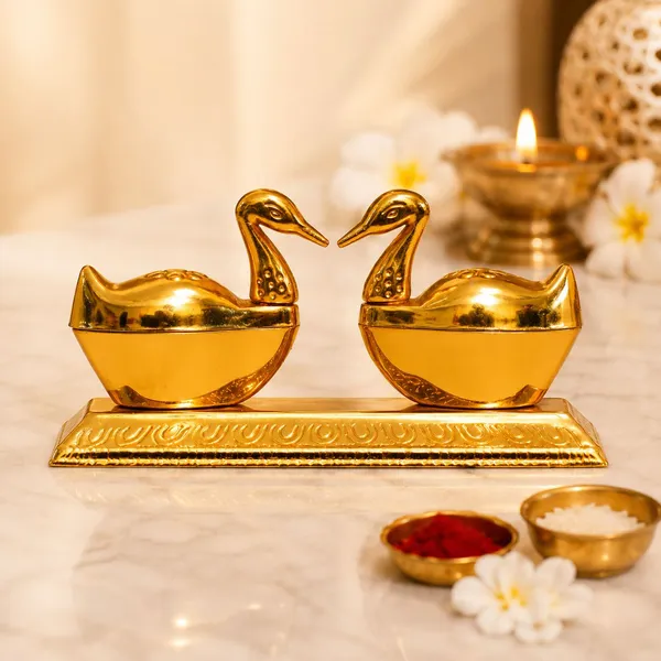 Chhariya_Crafts_Bhaiya_Bhabhi_Bhaiya_Bhabhi_Rakhi_Combo_Gift_Set_Assorted,_Gold,_Gold_Finish,_Jute,_Kundan,_Mauli_Thread,_Pearl,_Yarn_Rakhi,_Chawal_Roli_Pack,_Showpiece__Set_(1_Kissing_Duck_Kumkum_Box,_1_Chawal_Roli_Pack,_1_Designer_Lumba,_1_Rakhi)