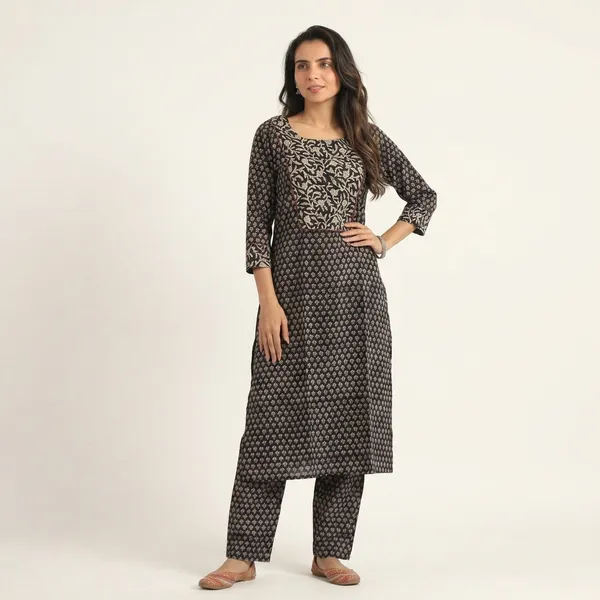 Black_Printed_Cotton_Kurta_Set_For_Women_Embroidered_Neckline_And_Straight_Pants