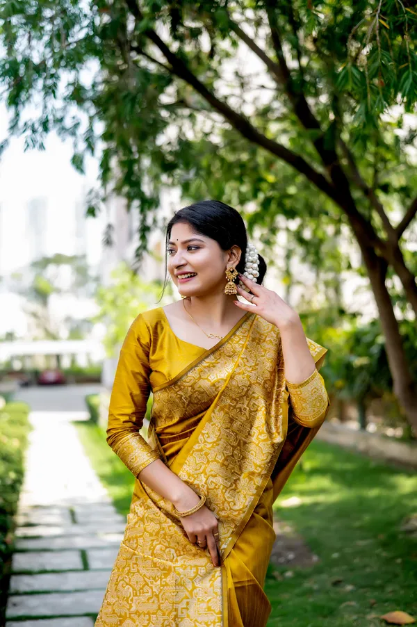 Mustard_Silk_Blend_Saree_For_Women