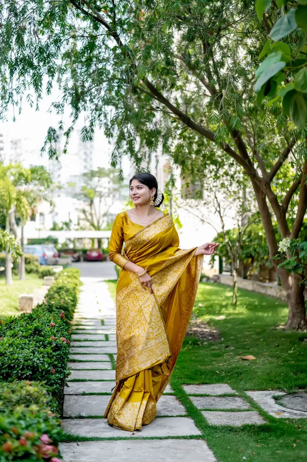 Mustard_Silk_Blend_Saree_For_Women