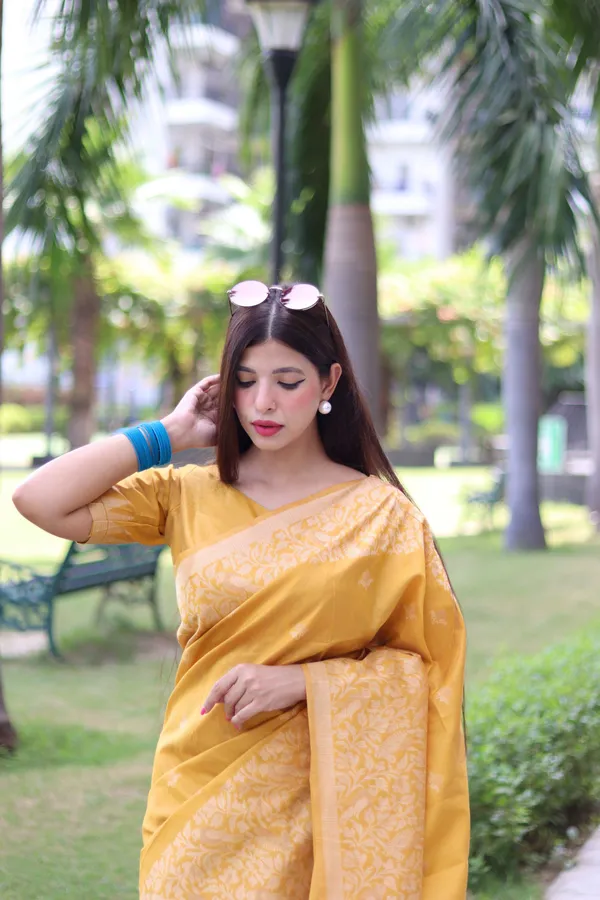 Yellow_Silk_Blend_Saree_For_Women
