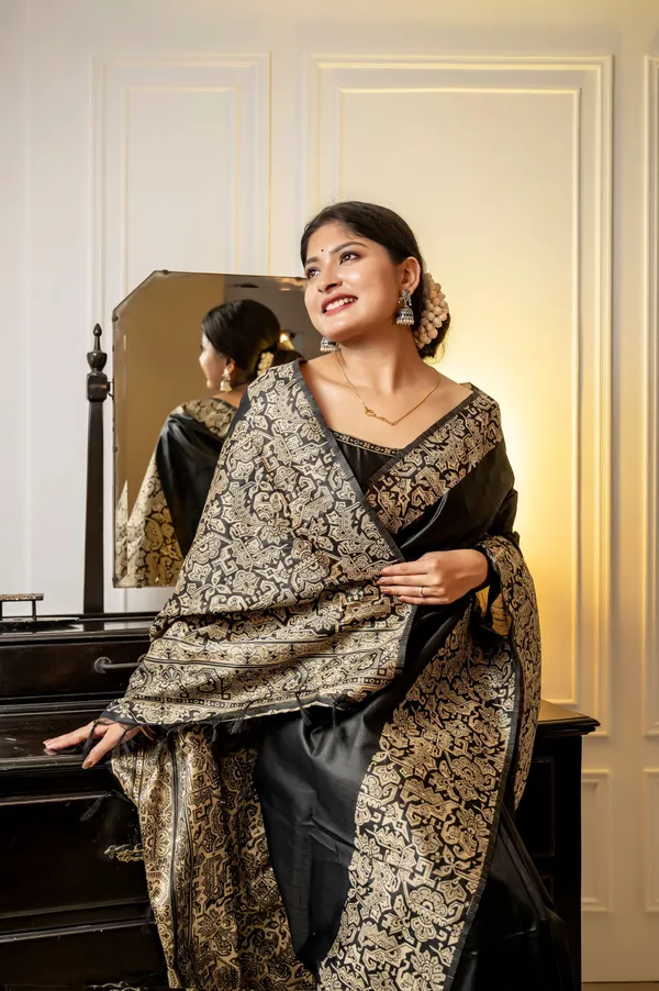 Black_Silk_Blend_Saree_For_Women
