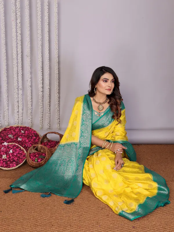 Yellow_Silk_Blend_Saree_For_Women