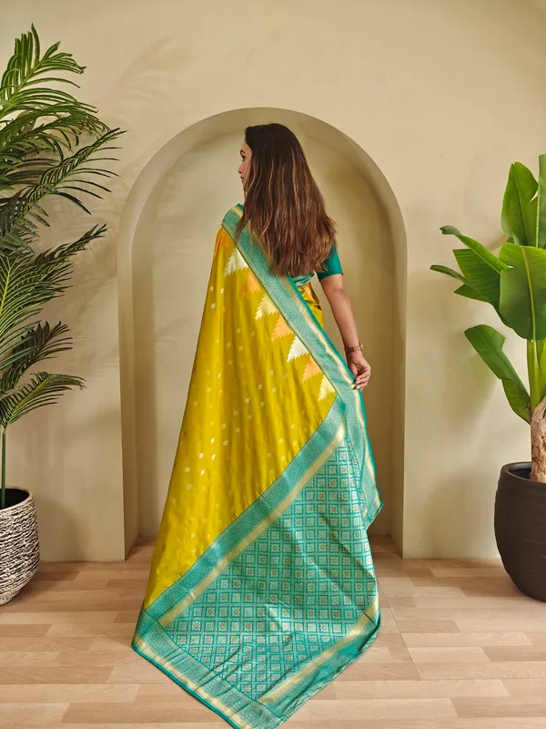 Yellow_Art_Silk_Saree_For_Women