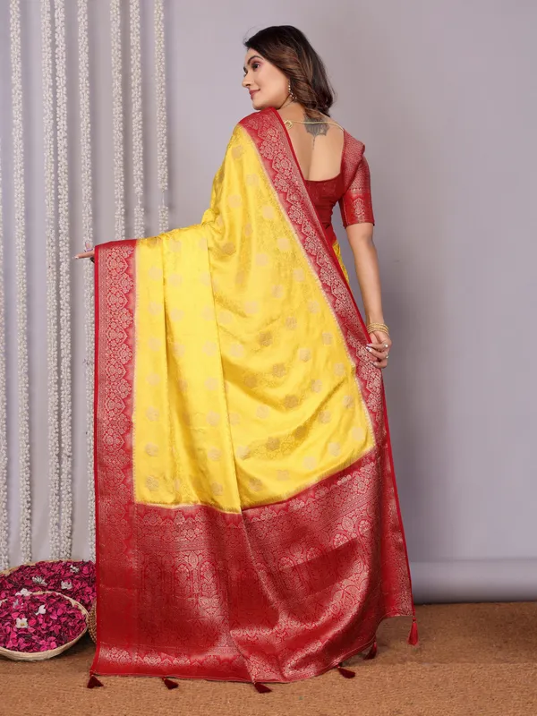 Yellow_Silk_Blend_Saree_For_Women