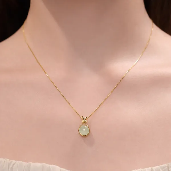 Luxury_Gold_Plated_Green_Stone_Pendant_Necklace_for_Women_|_Minimal_Elegant_Jewelry_Gift