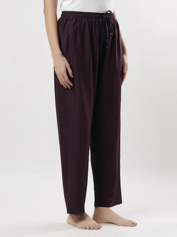 Kohinoorised_Pure_Viscose_Plain_Relaxed_Pyjamas_With_Two_Side_Pockets_Wine