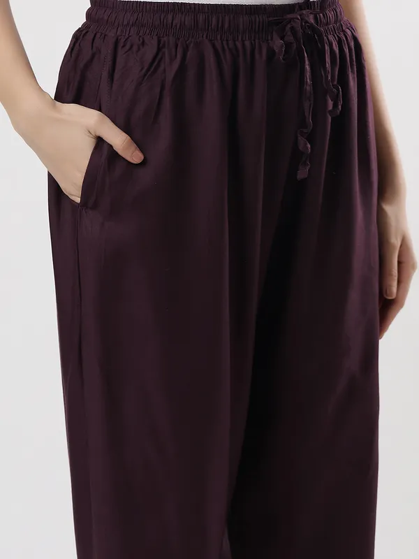 Kohinoorised_Pure_Viscose_Plain_Relaxed_Pyjamas_With_Two_Side_Pockets_Wine