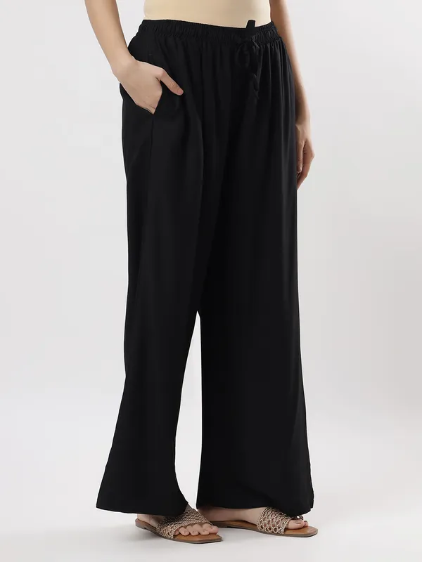 Kohinoorised_Pure_Viscos_Rayon_Palazzo_With_Two_Side_Pockets_With_Miyani_and_Drawstring_Black