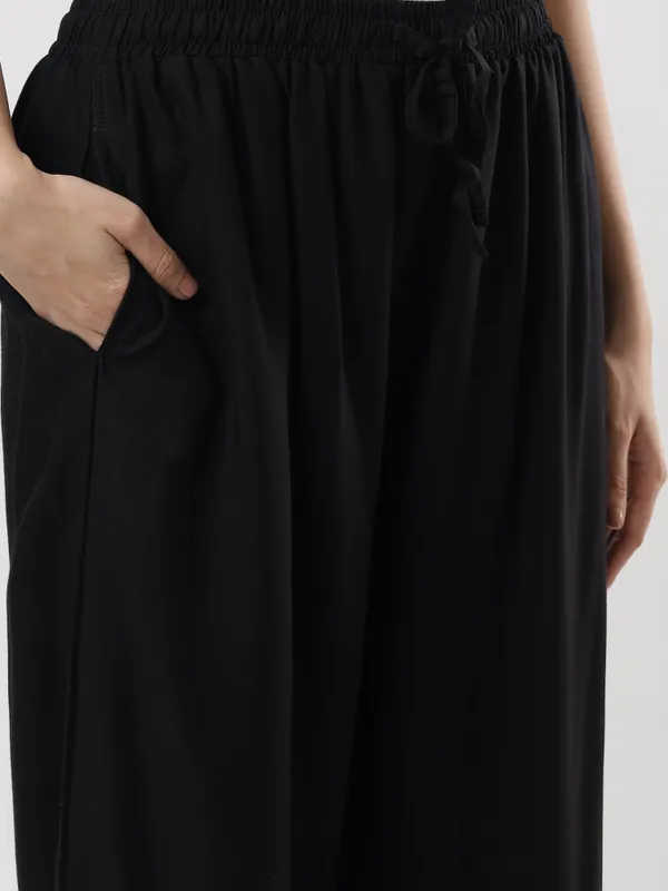 Kohinoorised_Pure_Viscos_Rayon_Palazzo_With_Two_Side_Pockets_With_Miyani_and_Drawstring_Black