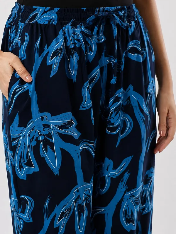 Kohinoorised_Pure_Viscose_Rayon_Printed_Relaxed_Pyjamas_with_Two_Side_Pockets_Black