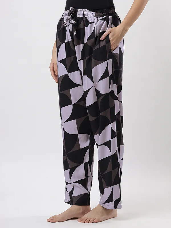 Kohinoorised_Pure_Viscose_Rayon_Printed_Relaxed_Pyjamas_with_Two_Side_Pockets_Black_And_Grey