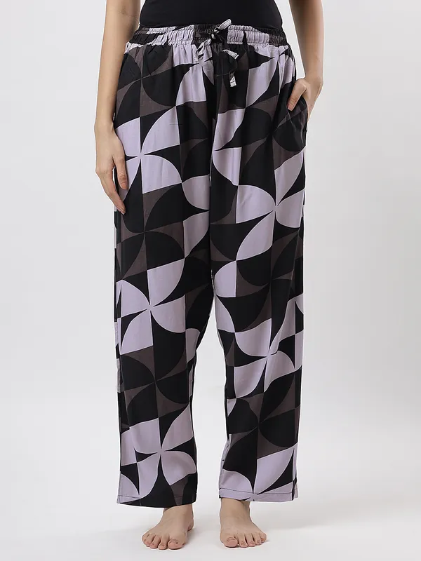 Kohinoorised_Pure_Viscose_Rayon_Printed_Relaxed_Pyjamas_with_Two_Side_Pockets_Black_And_Grey
