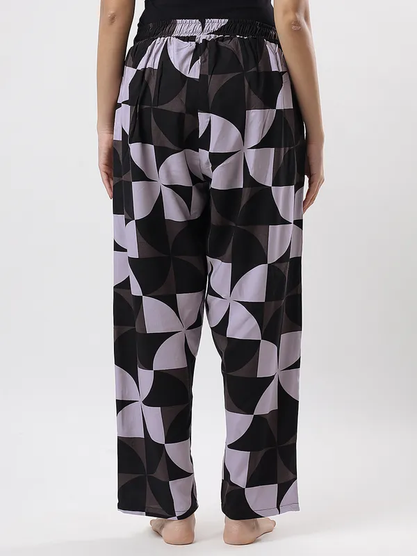 Kohinoorised_Pure_Viscose_Rayon_Printed_Relaxed_Pyjamas_with_Two_Side_Pockets_Black_And_Grey